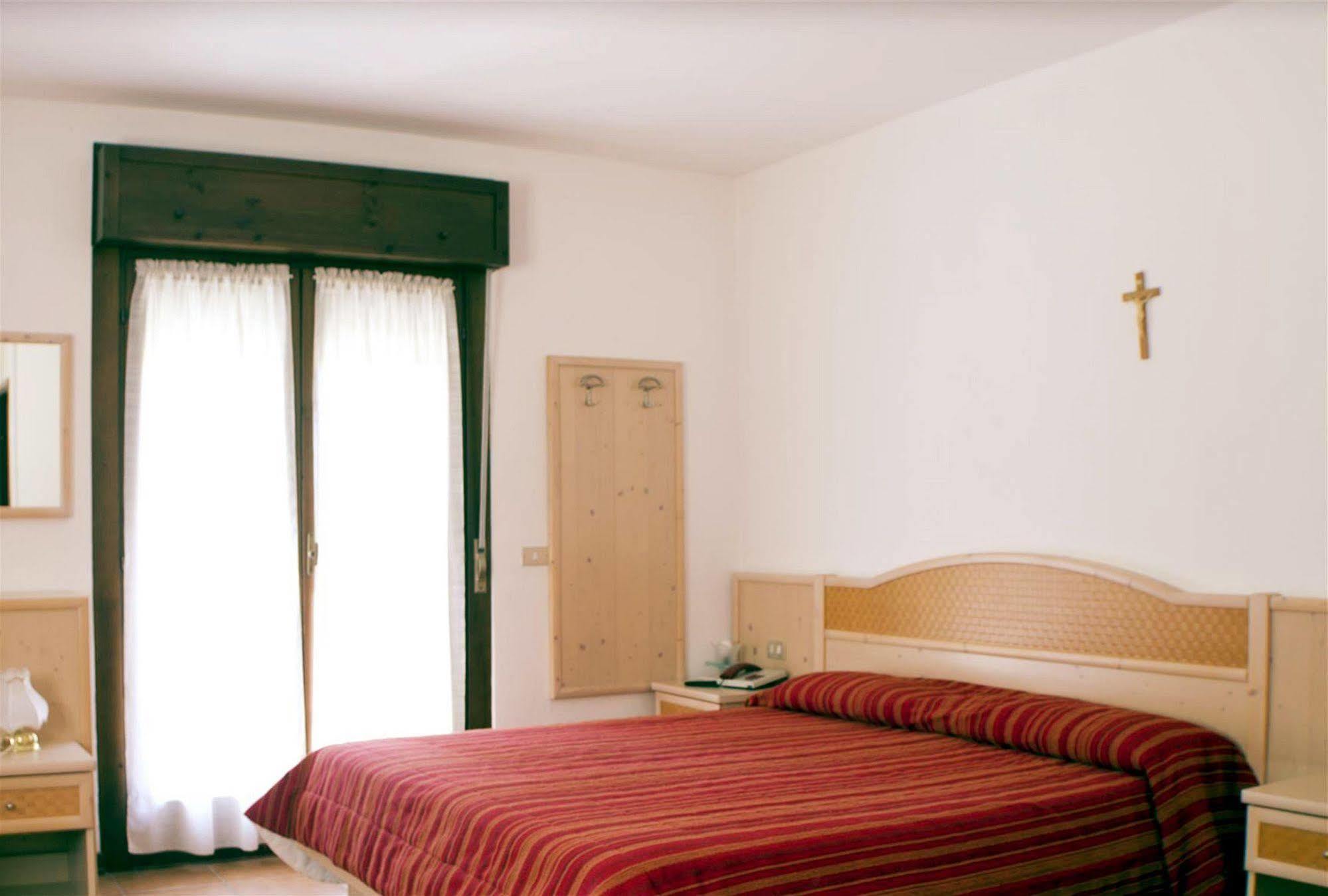 Park Hotel Bellevue Dimaro Luaran gambar